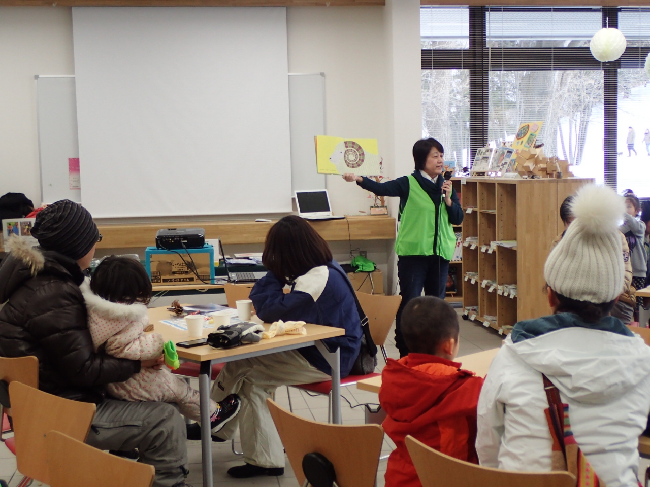 絵本の読み聞かせ