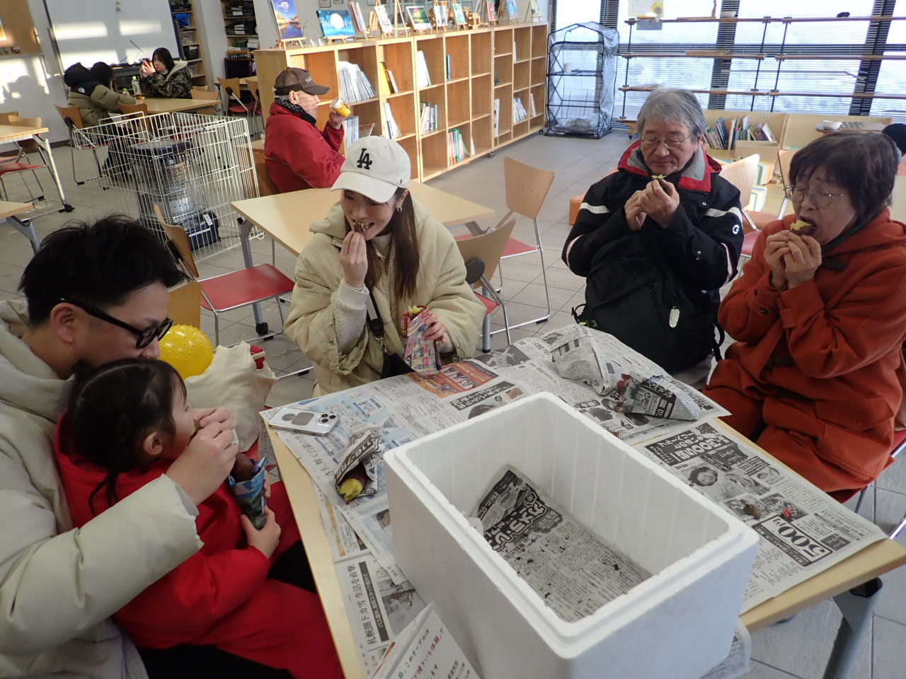 参加者みんなで焼き芋をたべる