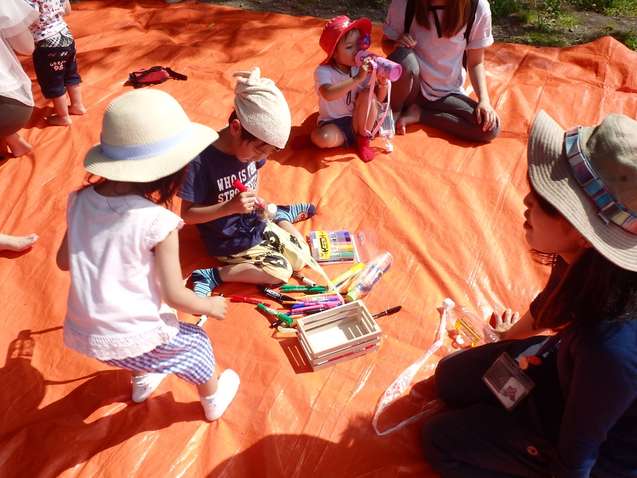 ペットボトルにお絵かき