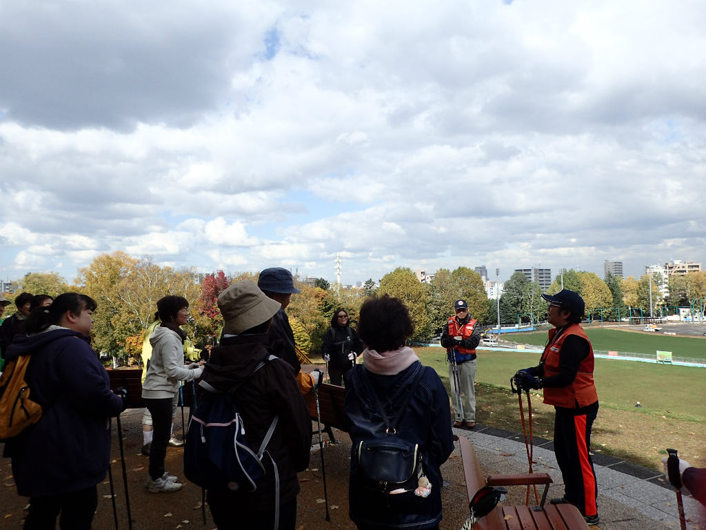 月寒公園ノルディックウォーク体験会　展望の良い高台での休憩