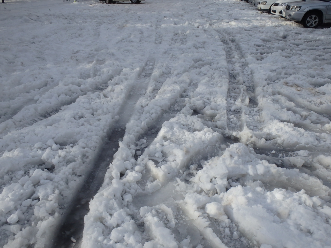 雪が凍ってしまったため、足もとには十分ご注意ください