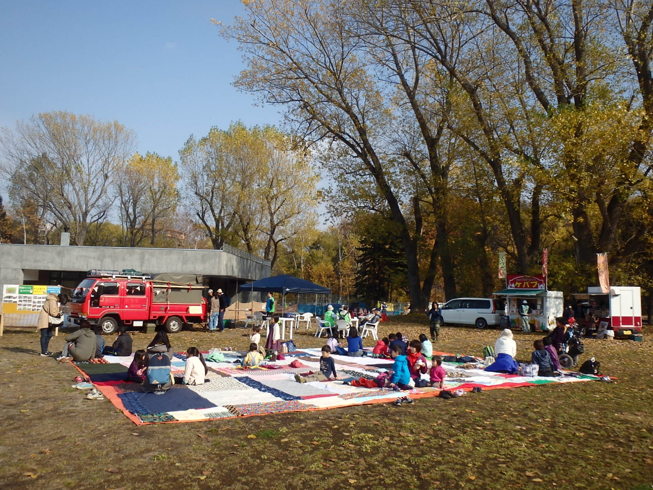 広場に風呂敷を広げてのんびりピクニック