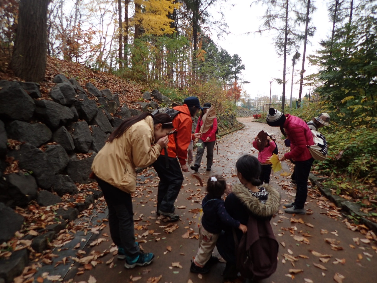 朴の葉っぱでお面づくり