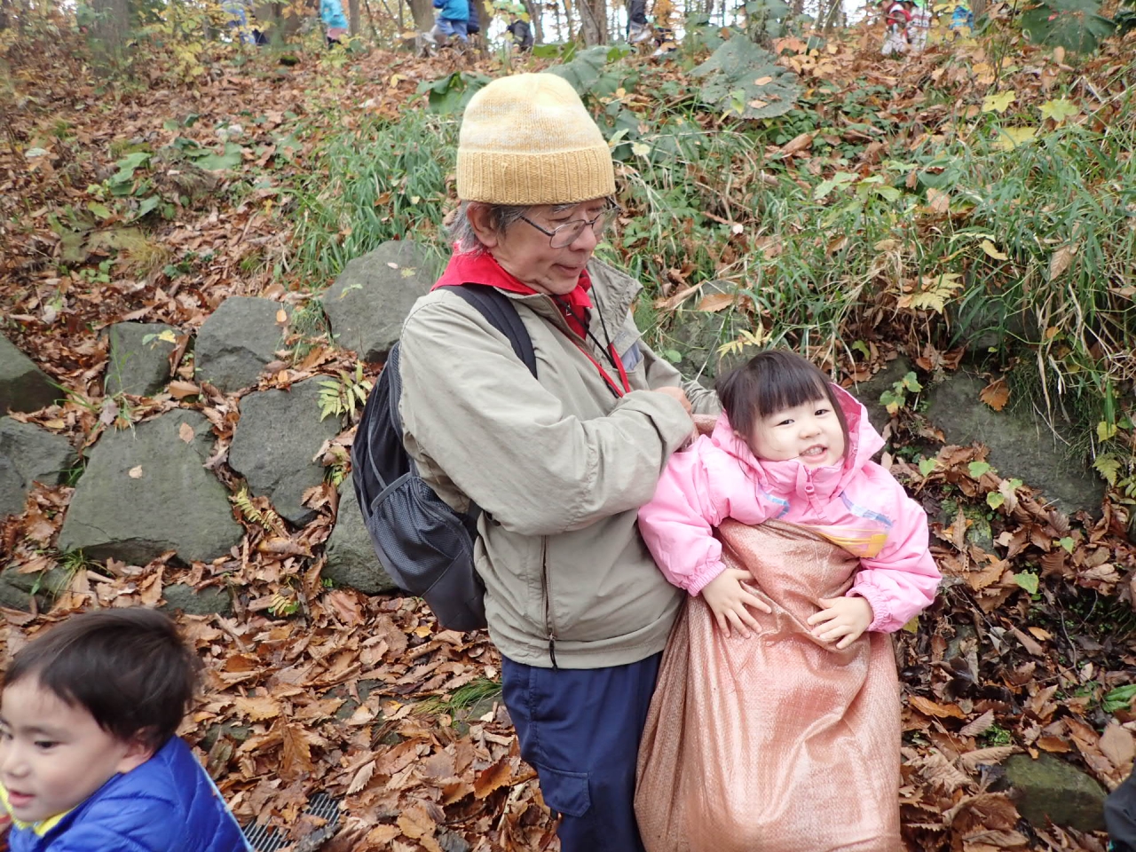 落ち葉ぶくろでミノムシ