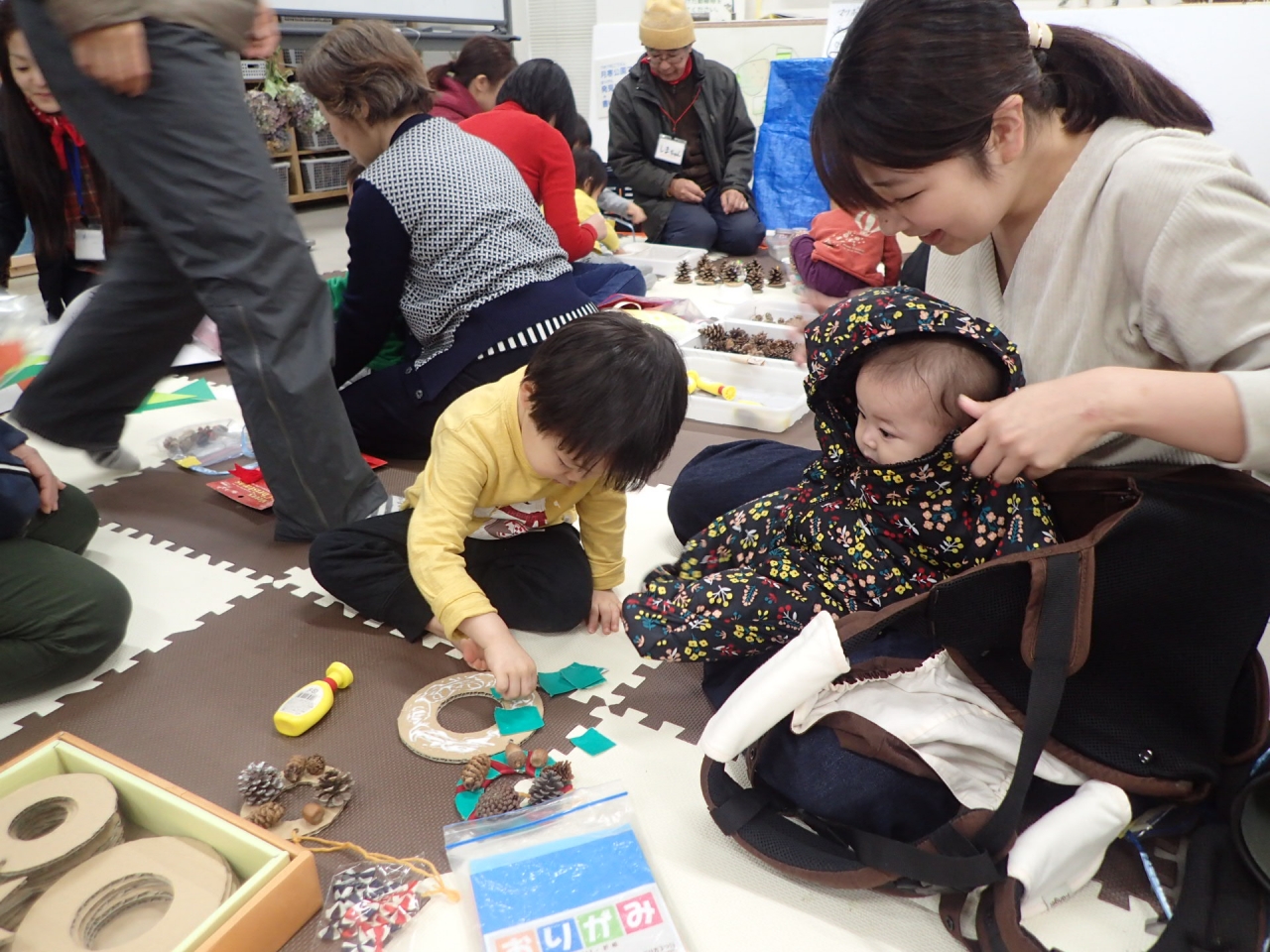 真剣な顔で、段ボールに色紙を貼っていくよ