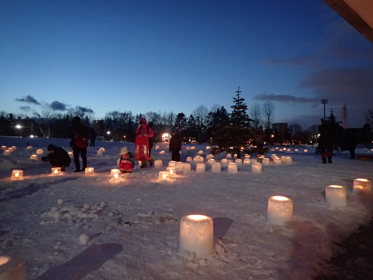 パークライフセンター前にたくさんのスノーキャンドル