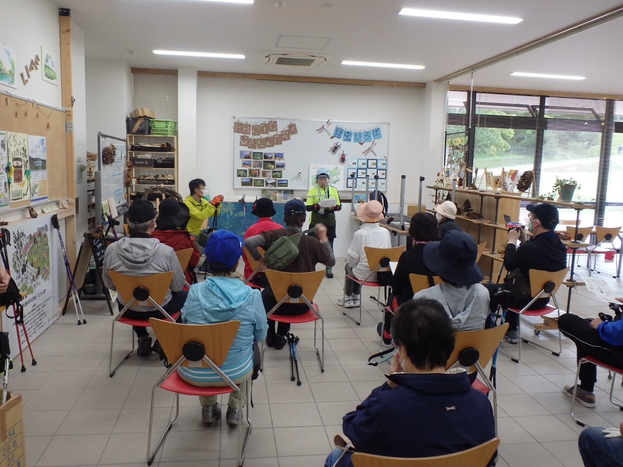 距離を取って説明会