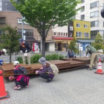 「公園ボランティアで広場のベンチ塗り」の写真