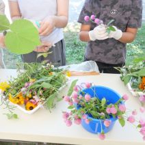 「まちづくり体験実習「中島児童会館花壇づくり」ブーケ作りをしました」の写真