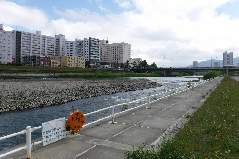 侵入防止柵と救助用浮輪の写真